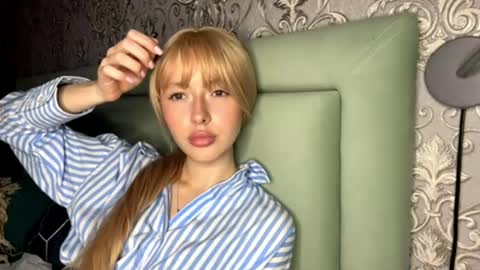 Vanessa online show from April 19, 2026, 6:10 pm