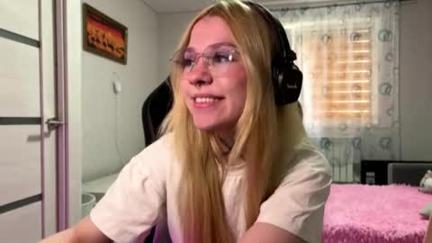 cyber_shawtyz online show from May 12, 2026, 12:02 pm