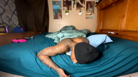 Snapshot of daddyjanimal chatting on December 4, 2024, 9:40 am sexy tatted king bbc online show from December 4, 2024, 9:40 am