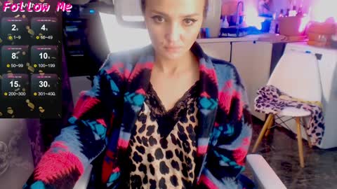 Tracey and Eve purple online show from December 21, 2024, 8:07 am