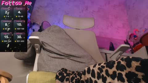 Tracey and Eve purple online show from December 31, 2024, 9:31 am