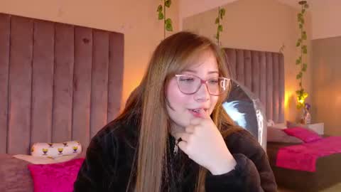 Snapshot of dahlia_rousse chatting on June 17, 2026, 5:54 am Dahlia online show from June 17, 2026, 5:54 am