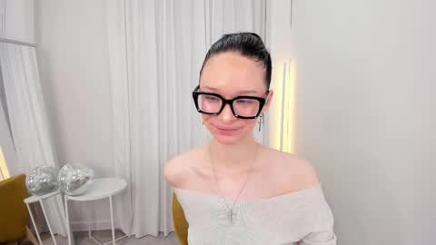 Snapshot of daily_glam chatting on November 7, 2025, 12:38 pm daily_glam online show from November 7, 2025, 12:38 pm