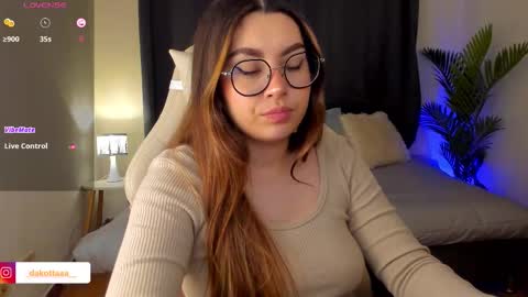 dakottaa__ online show from October 21, 2025, 11:38 pm