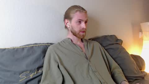 Snapshot of damien_diamond chatting on September 18, 2025, 10:01 pm damien_diamond online show from September 18, 2025, 10:01 pm