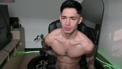 Snapshot of damon_333 chatting on December 22, 2025, 9:23 pm Damon online show from December 22, 2025, 9:23 pm