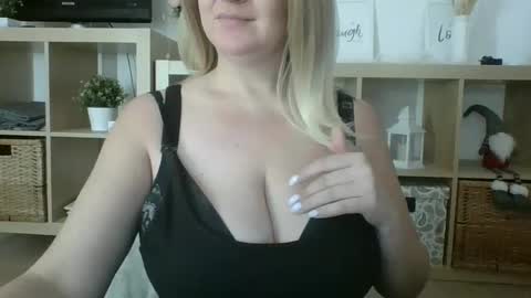 Snapshot of danahotmilf chatting on February 18, 2025, 8:05 am DanaHotMILF online show from February 18, 2025, 8:05 am