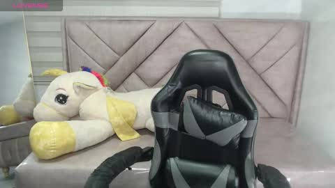 Danatella  online show from September 21, 2025, 1:35 pm