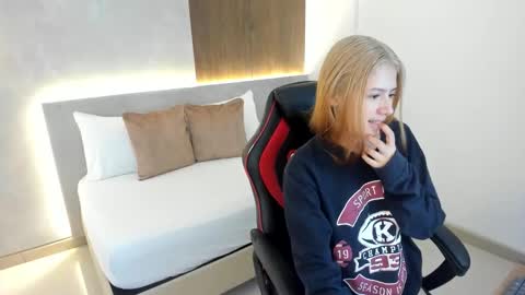 Snapshot of daniand_ chatting on September 12, 2025, 12:05 pm D A N I A online show from September 12, 2025, 12:05 pm