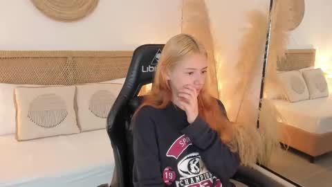 Snapshot of daniand_ chatting on September 22, 2025, 11:45 am D A N I A online show from September 22, 2025, 11:45 am