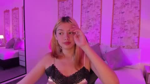 D A N I A online show from November 13, 2025, 2:43 am