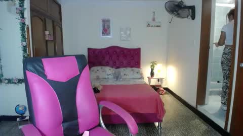 Snapshot of danielle_rose_ chatting on December 1, 2024, 8:42 pm Angie online show from December 1, 2024, 8:42 pm