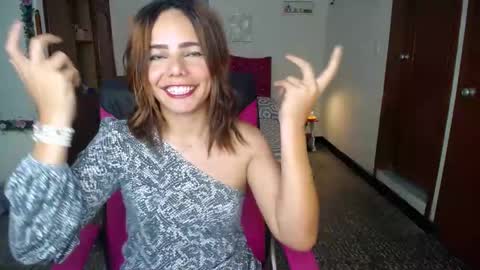 Snapshot of danielle_rose_ chatting on December 4, 2024, 3:32 pm Angie online show from December 4, 2024, 3:32 pm