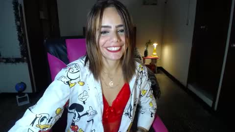 Snapshot of danielle_rose_ chatting on January 8, 2025, 5:37 pm Angie online show from January 8, 2025, 5:37 pm