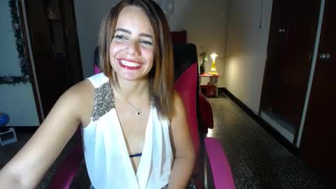 Snapshot of danielle_rose_ chatting on February 3, 2025, 10:21 pm Angie online show from February 3, 2025, 10:21 pm