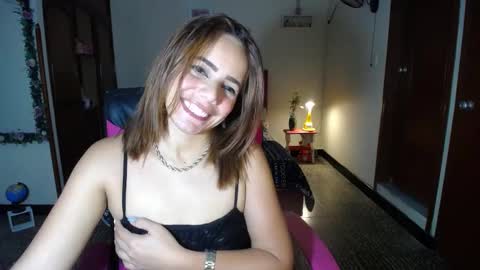 Snapshot of danielle_rose_ chatting on February 11, 2025, 5:07 pm Angie online show from February 11, 2025, 5:07 pm