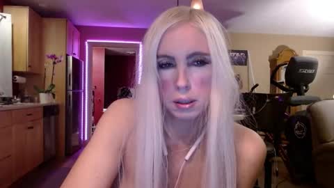 Snapshot of danikawhite69 chatting on December 8, 2024, 8:30 am DanikaWhite69 online show from December 8, 2024, 8:30 am