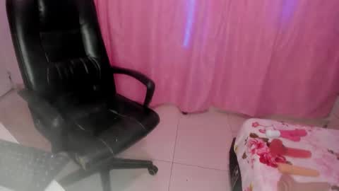 Danna Sofia jeins online show from November 18, 2025, 1:37 pm