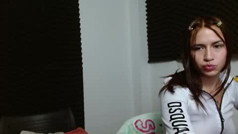 Snapshot of dannamomcerrat chatting on December 20, 2024, 5:25 am dannamomcerrat online show from December 20, 2024, 5:25 am