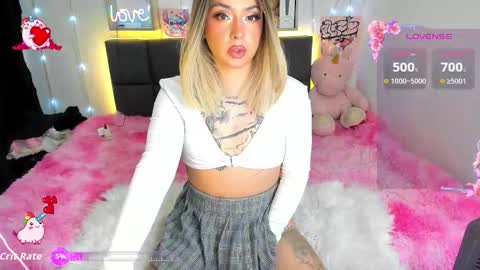 dannia_13 online show from November 19, 2025, 3:28 am