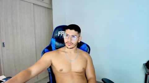 Snapshot of dantraxx chatting on December 22, 2025, 3:03 am Dantraxx online show from December 22, 2025, 3:03 am