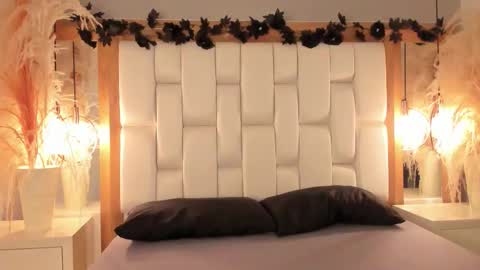 daphne_and_roger online show from November 12, 2025, 11:10 am