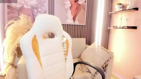 Daphne  online show from November 30, 2025, 2:37 am