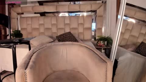 Daphne online show from October 3, 2025, 1:52 pm