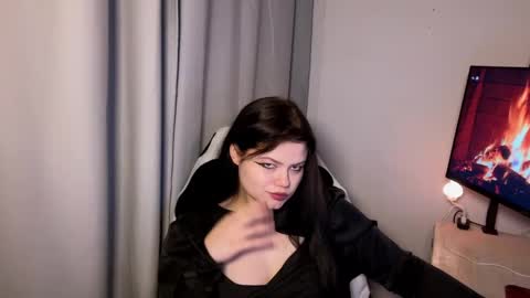 darina_wilsons online show from October 28, 2025, 7:05 pm