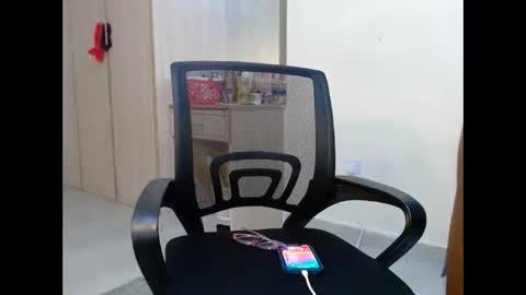 dark_qween online show from March 8, 2025, 3:13 pm