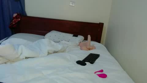 dark_qween online show from March 9, 2025, 6:17 am