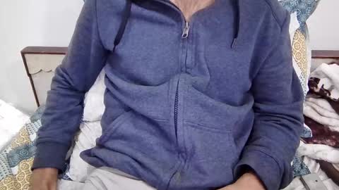 Snapshot of darkbud03 chatting on December 19, 2025, 6:37 pm just a guy online show from December 19, 2025, 6:37 pm