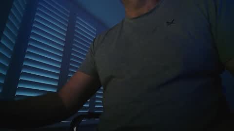 davesu12345 online show from February 9, 2026, 7:23 am