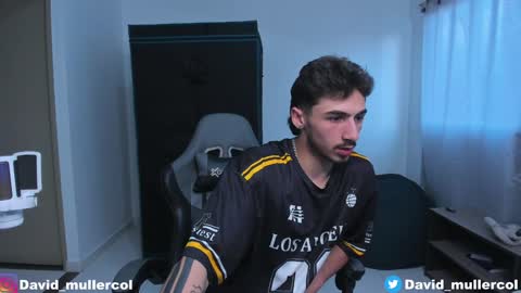 Snapshot of david_muller_ chatting on December 6, 2024, 9:02 pm David online show from December 6, 2024, 9:02 pm