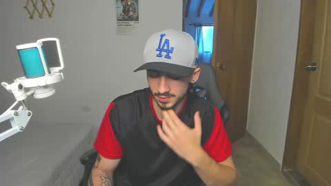 Snapshot of david_muller_ chatting on January 20, 2025, 10:04 pm David online show from January 20, 2025, 10:04 pm