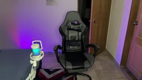 Snapshot of david_muller_ chatting on February 4, 2025, 4:15 am David online show from February 4, 2025, 4:15 am