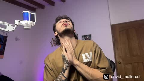 Snapshot of david_muller_ chatting on February 5, 2025, 1:37 am David online show from February 5, 2025, 1:37 am