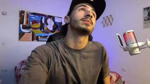 Snapshot of david_muller_ chatting on March 7, 2025, 10:32 pm David online show from March 7, 2025, 10:32 pm