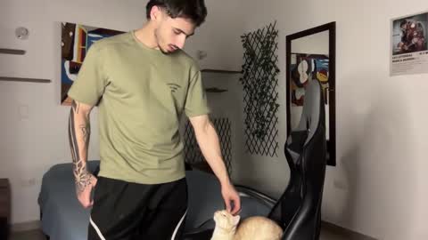 Snapshot of david_muller_ chatting on October 21, 2025, 3:18 am David online show from October 21, 2025, 3:18 am