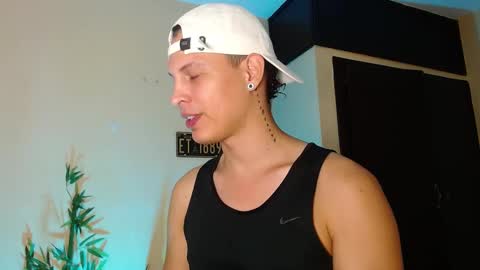 Snapshot of david_neill chatting on December 22, 2024, 7:52 pm David Neill online show from December 22, 2024, 7:52 pm