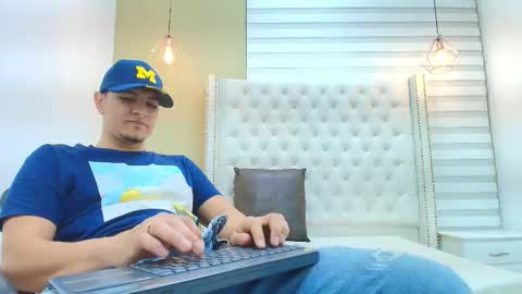 david_victoriaa online show from November 28, 2025, 1:25 pm