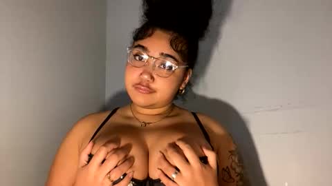 Snapshot of dayqueen1 chatting on May 17, 2026, 10:44 am dayqueen1 online show from May 17, 2026, 10:44 am
