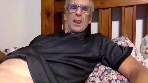 Snapshot of deanofflove2210 chatting on February 27, 2025, 7:01 am deanofflove2210 online show from February 27, 2025, 7:01 am