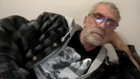 deanofflove221000 online show from April 23, 2026, 4:42 pm