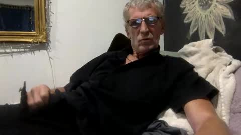deanofflove221000 online show from May 27, 2026, 2:52 am