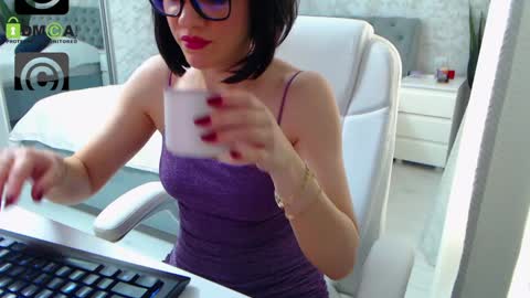 Snapshot of dear_ellisse chatting on January 28, 2025, 11:17 am Elly online show from January 28, 2025, 11:17 am