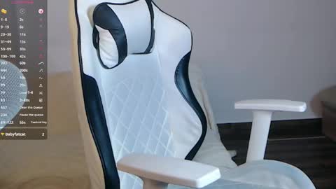 dearwy_ online show from June 1, 2026, 7:04 pm
