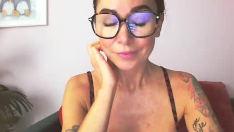 Snapshot of delilah_sweet chatting on October 17, 2025, 7:33 am delilah_sweet online show from October 17, 2025, 7:33 am