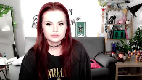 dellacrush_ online show from October 28, 2025, 9:35 am