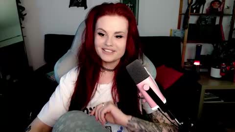 dellacrush_ online show from November 12, 2025, 5:46 pm